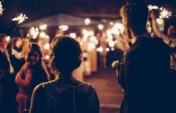 Un homme s’incruste à un mariage, les époux découvrent son identité quatre ans après