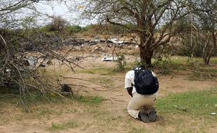 n représentant des familles de victimes burkinabées du crash de l'avion d'Air Algérie, prie devant le lieu du drame, le 26 juillet 2014