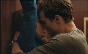 Dakota Johnson et Jamie Dornan dans Cinquante nuances de Grey
