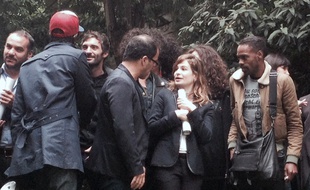 Xavier Demaison (à g.), Eloïse (de Christine and the Queens) et Mat Bastard (de Skip The Use) entourent Luc Barruet, directeur et fondateur de Solidays
