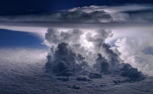 Santiago Borja a pris cette photo d'une tempête alors qu'il survolait l'océan Pacifique, au sud de Panama City.
