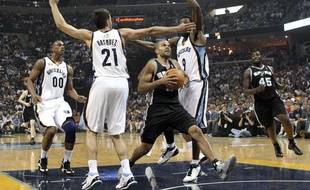 Tony Parker entre deux joueurs des Memphis Grizzlies, le 23 avril 2011, à Memphis.