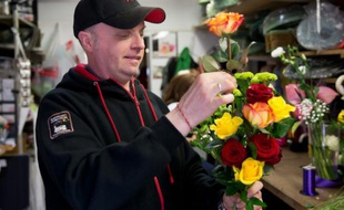 Le fleuriste Damian Duffy prépare des bouquets dans sa boutique de Watford, au nord de Londres le 12 mai 2016