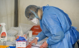 Le personnel de santé effectue des tests au centre de test COVID-19 à la mairie du 17ème arrondissement de Paris, le 30 mars.