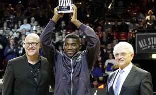 Ouattara soulève le trophée du meilleur dunker français
/Credit:J.E.E/SIPA/1501042057