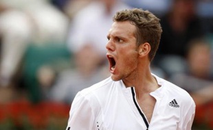 France's Paul-Henri Mathieu reacts during his match against Spain's Oscar Hernandez during the French Open tennis tournament at Roland Garros stadium in Paris May 28, 2008. REUTERS/Vincent Kessler (FRANCE)