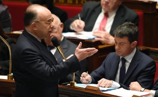 Le minstre de l'Intérieur Bernard Cazeneuve et le Premier ministre Manuel Valls le 28 avril 2014 à l'Assemblée nationale à Paris