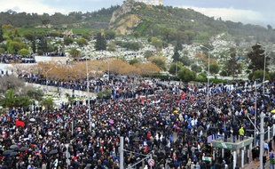 Une marée humaine assiste aux obsèques de l'opposant Chokri Belaïd à Tunis le 8 février 2013