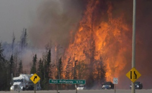 La forêt en feu à 16 km de Fort McMurray au Canada, le 6 mai 2016.