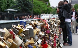Le pont des arts, à Paris, s'était transformé en promenade des amoureux. Ici photographié en 2015.