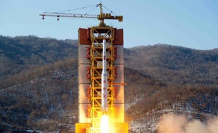 Photo fournie le 7 février 2016 par l'agence officielle nord-coréenne montrant le décollage d'une fusée emportant un satellite depuis un endroit non précisé