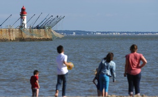 Une famille sur une plage, à Saint-Nazaire
