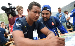 Thierry Dusautoir lors d'une séance d'autographes pendant la préparation à la Coupe du monde, le 19 juillet 2015, à Tignes.