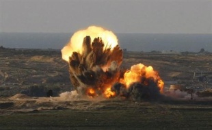 Israël a poursuivi vendredi, pour le 7e jour consécutif, ses bombardements aériens de la bande de Gaza, qui ont tué la veille un des chefs du mouvement islamiste Hamas et fait au moins 420 morts depuis le déclenchement de l'opération israélienne le 27 décembre