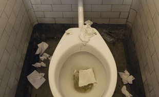 Des toilettes sales.