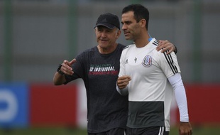 Juan Carlos Osorio et Rafael Marquez lors d'un entraînement du Mexique.