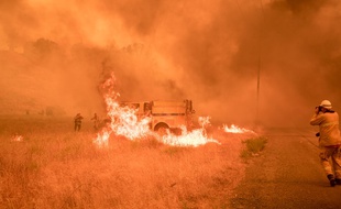 Le feu dévore un camion, en Californie, le 2 juillet 2018.