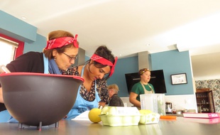 Hadjila et Somia planchent sur la recette du dessert, aux P'tites cantines, un nouvel espace de restauration participatif, à Croix.