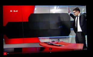 Capture d'écran de la reddition de l'homme armé qui s'est introduit dans les locaux de la télévision publique NOS, le 29 janvier 2015 à Hilversum, au Pays-Bas