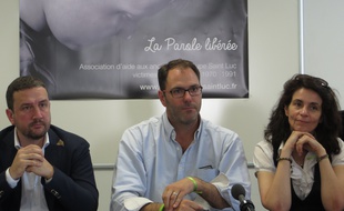 François Devaux, l'un des fondateurs de la Parole Libérée, entouré de deux avocats qui ont cité le cardinal Barbarin et six autres prévenus à comparaître devant le tribunal correctionnel de Lyon.