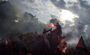 Affrontements entre ultras et CRS, autocar pillé au pied de la tour Eiffel, voitures et vitrines vandalisées: de violents incidents ont gâché lundi les cérémonies au Trocadéro pour le troisième titre de champion de France du Paris SG, provoquant une polémique sur le dispositif de sécurité mis en place.