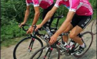 L'Allemand Jan Ullrich a été exclu vendredi de l'équipe T-Mobile qui participe au Tour de France cycliste, à la veille du prologue de Strasbourg, suite à l'affaire de dopage en Espagne.