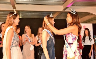 Vaimalama Chaves, miss France 2019, remet la couronne de Miss Montpellier à Alice Devouassoux.
