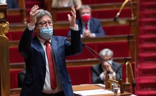 Jean-Luc Mélenchon en grande forme à la tribune.