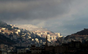 Une photo prise le 12 décembre 2013 de la ville de Naplouse, en Cisjordanie près de laquelle a eu lieu la fusillade