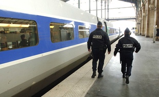 Une patrouille de la police ferroviaire dans un TGV entre Paris-gare du Nord et la gare de Lille-Flandre, illustration.