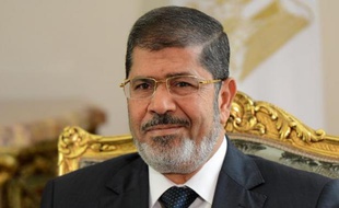 Le président islamiste egyptien Mohamed Morsi destitué par l'armée début juillet sera jugé en Egypte pour "espionnage" en vue de mener des "actions "terroristes", selon l'agence officielle Mena
