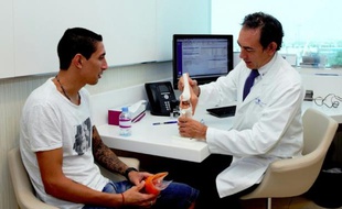Photo fournie par l'institut Aspetar de la visite médicale de l'Argentin Angel Di Maria, future recrue du PSG, le 4 août 2015 à Doha au Qatar