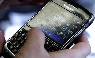 Une personne utilise un smartphone.
