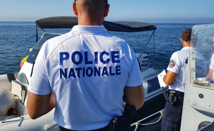 Un policier lors d'une opération de contrôle d'un bateau