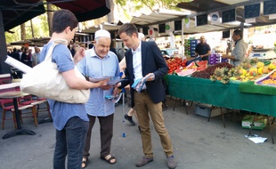 Pierre-Yves Bournazel (LR) tracte sur un marché de la 18e circonscription.