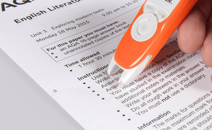 Le stylo Exam Reader lit les textes pour aider les dyslexiques à les déchiffrer