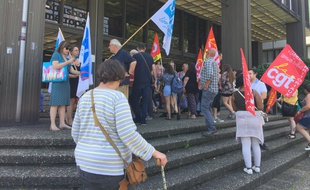 Les Atsem devant le bâtiment administratif de la ville où se tient le Conseil municipal. Le 24 juin 2019.