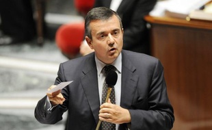 "Ni véritable emploi, ni véritable avenir", a jugé François Fillon, Jean-Luc Mélenchon parlant d'"une nouvelle forme de précariat". En revanche deux députés de droite, Yves Jégo (Radical) et Lionnel Luca (UMP) voteront le texte, car "il vaut mieux un pansement contre le chômage que rien du tout", selon ce dernier.