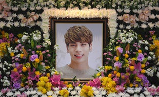 Un portrait de la star de K-pop Kim Jong-Hyun dans un hôpital à Séoul, le 19 décembre 2017.