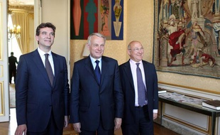 Le Premier ministre Jean-Marc Ayrault entouré du ministre du Redressement productif Arnaud Montebourg et du ministre du Travail Michel Sapin, le 29 mai 2012 à Paris