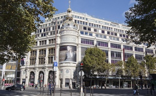 L'ouverture des grands magasins du boulevard Haussmann, comme le Printemps, pourrait être autorisée avec la création des futures zones touristiques internationales de la loi Macron.