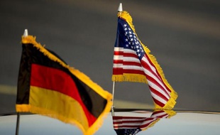 Photo d'archive montrant les drapeaux allemand et américain sur la voiture officielle du président américain Barack Obama lors de son arrivée à l'aéroport de Berlin le 18 juin 2013