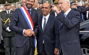 Edouard Philippe avec son écharpe de maire du Havre en 2014, aux côtés du roi de Belgique et du ministre Kader Arif.
