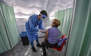 Une personne vaccinée contre le coronavirus, illustration