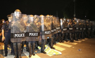 Démonstration de force de la police à Bangkok durant des manifestations, le 14 octobre 2020.