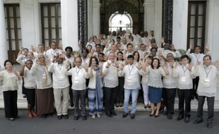 Un groupe de personnes participant au Climate Vulnerable Forum (CVF) à Manille le 11 novembre 2015