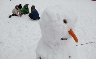 Des écoliers jouant dans la neige (Illustration)