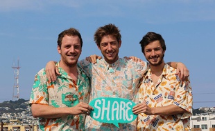 Mathieu, Rodolphe et Ivan sur un toît de San Francisco avec leur panneau Share, récupéré au Ouishare Fest 2014.