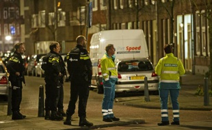 Des policiers néerlandais montent la garde près de l'endroit où Anis Bahri, Français de 32 ans a été arrêté à la demande des autorités françaises à Rotterdam le 27 mars 2016