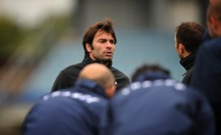 L'ailier Christophe Dominici est en colère contre lui-même et laisse filtrer une rage beaucoup plus diffuse après la défaite du XV de France en demi-finale de la Coupe du monde.